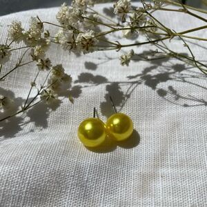 Beautiful faux pearl stud earrings ✨ Bumblebee yellow color